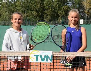 U12 W: Siegerin Insa Hetzel (links) und Finalistin Eva Südmeyer. (Foto: Klaus Molt) - von der Homepage TVN